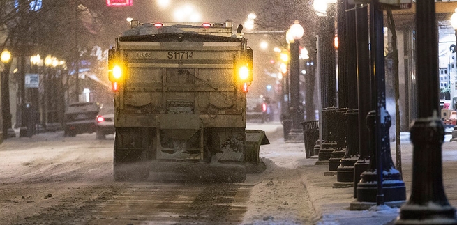 truck salting road